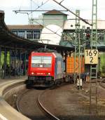 482 038-7 der SBB rollt hier mit einem Containerzug durch Harburg. 01.07.11