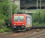 482 039-5 der SBB Cargo fuhr langsam mit einem langen Containerzug am Haken durch den Harburger Bahnhof. 08.07.11
