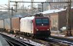 482 006-4(HSL) rollt hier begleitet von Schneeverwirbelungen mit Containern durch Harburg. 31.1.12