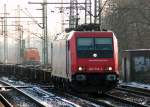 482 049-4 bringt leere Containerwagen in den Hamburger Hafen, im Hintergrund steht eine V 100 Ost der BBL. Harburg 31.1.12