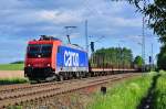 Mit einem Holzzug nach Rostock-Bramow rollt die 482 035 am 29.05.2014 durch Sildemow.