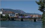 Zwei SBB Re 482 (oder 484) sind in Solothurn mit einem Kesselwagenzug unterwegs und �berqueren zwischen Solothurn West und Solothurn die Aare. Das Bild entstand Aare-Fluss Schiff aus. 

17. Juni 2025