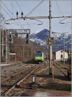 Eine  RoLa  von Freiburg nach Novara wechselt aus Lichtprofilgründen bei Preglia das Gleis.