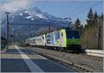 Die BLS Re 485 009 und die 186 905 fahren mit einer Rola von Novara nach Freiburg durch den Bahnhof von Mülenen. 14. April 2021