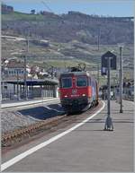 Die SBB Re 6/6 11621 (Re 620 021-6)  Taverne Toricella  mit dem (nicht zu sehenden)  Spagetthis-Zug Italien - Simplon - Vallorbe - Frankreich bei der Durchfahrt in Cully. 

1. April 2021