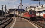 Die SBB Re 6/6 11634 (Re 620 036-4)  Verrnier-Meyrin  mit dem  Spaghetti Zug beim Abwarten der Distanz in Lausanne. 

27. Feb. 2021