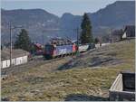 Die SBB Re 6/6 11610 (Re 620 010-9)  Spreitenbach  bringt etliche leere Fans-u Wagen als Güterzug 69701 von Lausanne-Triage nach Le Brassus und konnte hier bei Les Charbonnières mit dem Hintergrund des Lac de Brenet fotografiert werden. 24. März 2022