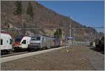 Der  Spaghetti -Zug der Gegenzug ist in Vallorbe angekommen und die abgebügelte SNCF Sybic BB 26061 wird von der SBB Re 6/6 11615 (Re 620 015-8) rangiert. 

24. März 2022