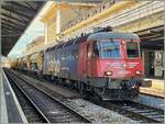 Die SBB Re 6/6 11626 (Re 620 026-5) mit  Schnauz  wartet in Lausanne mit einem Dienst Güterzug auf die Weiterfahrt in Richtung Palézieux.