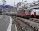 Die SBB RE 6/6 11677 (Re 620 077-8)  Neuhausen am Rheinfall  wartet in Lausanne mit einem Güterzug auf die Weiterfahrt.