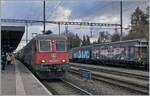 Die SBB Re 6/6 11667 (Re 620 067-9)  Bodio  fährt mit einem Güterzug durch den Bahnhof von Wohlen.