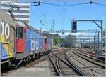 Auch wenn erst bei näherem Hinsehen erkennbar: Zwei SBB Re 6/6 warten in Lausanne mit ihrem Zug auf die Weiterfahrt in Richtung St-Maurice. Der Vollständigkeit halber hier die Loknummer der Re 6/6: An der Zugsspitze führt die SBB Re 6/6 11610 (Re 620 91 85 4 620 010-9 CH SBBC) den Zug und dahinter hilft die Re 6/6 11683 (Re 620 91 85 4 620 083-6 CH SBBC).

16. Mai 2025