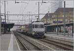 Rail Adventure Re 6/6 11603 ist mit einem DB Nahverkehrstriebwagen in Neuchâtel auf dem Weg nach Villenneuve zum  Alstom-Werk.