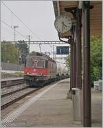 An diesem nebligen Nachmittag erreicht die SBB Re 6/6 116 (Re 620 030-7)  Herzogenbuchsee  mit ihrem Zementzug nach Eclepens den Bahnhof von Auvernier.
8. Oktober 2025 An diesem nebligen Nachmittag erreicht die SBB Re 6/6 116 (Re 620 030-7)  Herzogenbuchsee  mit ihrem Zementzug nach Eclepens den Bahnhof von Auvernier.
8. Oktober 2025