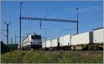 Die Rail Care Rem 476 453-6 VAUD (UIC 91 85 4476 43-6 CH-RLC) ist mit ihrem Coop-Container Zug in Vufflens la Ville eingetroffen.