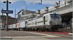 Die Railcare Rem 476 454  Wallis  mit einem lange Güterzug wartet in Lausanne auf die Weiterfahrt in Richtung Bern.
