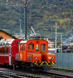 Das RhB  Eselchen  162 bzw. der Rangiertraktor RhB Ge 2/2 162, ex BB Ge 2/2 62 steht am 04.11.2019 im RHB-Bahnhof Tirano.

Von der kleinen Elektrolokomotive Ge 2/2 wurden nur zwei Loks von diesem Typ für Berninabahn (BB) , heute der Rhätischen Bahn (RhB), gebaut, ursprünglich die BB 61 und BB 62, seit 1961 mit den Nummern RhB 161 und 162.

Beide Gleichstromloks wurden 1911 von der Berninabahn (BB) für Vorspanndienste beschafft, sie wurden von SIG in Neuhausen am Rheinfall und Alioth gebaut. Die damals noch braun lackierten Maschinen erhielten die Nummern Ge 2/2 61 und 62 und waren noch mit Lyra-Stromabnehmern bestückt. Nach der Übernahme der BB durch die RhB im Jahre 1942 wurden sie verschiedentlich modernisiert; sie tragen heute einen Einholmstromabnehmer und sind meistens als Rangierloks in Tirano und Poschiavo tätig.

Sie werden wegen ihrer Form auch  Mini-Krokodile  oder wegen ihres Aufgabenbereichs  Eselchen  genannt. Zwischen den Vorbauten ist ein Gang, so dass ein Übergang zum Zug möglich war. Die Benutzung ungeschützter Übergänge ist aber inzwischen selbst dem Personal untersagt, so wurden folgerichtig an den beiden Loks die Übergangsbleche entfernt. Die Loks sind die zweitältesten im Dienst befindlichen Lok der RHB.

Technische Daten der Ge 2/2
Betriebsnummern: 161 und 162 (ex 61 und 62)
Hersteller: SIG, Alioth
Baujahr: 1911
Anzahl Fahrzeuge: 2
Spurweite: 1.000 mm
Achsanordnung: B
Länge über Puffer: 7.740 mm
Breite: 2.500 mm
Achsabstand:
Triebraddurchmesser (neu): 975 mm
Dienstgewicht: 18.0 t
Höchstgeschwindigkeit: 45 km/h
Stundenleistung: 250 kW (340 PS)
Anfahrzugkraft: 37,6 kN
Stundenzugkraft: 27,5 kN bei 27 km/h
Motorentyp: Gleichstrom Reihenschluss
Fahrleitungsspannung: 1 kV DC (Gleichstrom) / 750 V DC vor 1935  