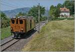 Kurz vor Chaulin wartet die allein fahrende Bernina Bahn Ge 4/4 81 der Blonay-Chamby Bahn auf die Weiterfahrt.