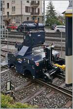 SPURWECHSEL bei der MOB - zu diesem Thema gehört auch der sichtlich neue ZAGRO E-MAXI
(mit Batterieantrieb), welcher hier in Chernex beim Rangieren eines MOB Panorama Wagens zu sehen ist, selbst wenn dies auf diesem und den nächsten Bild noch nicht so plausibel erscheint. 

20. Feb. 2026