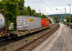 Eher ein Exot unter den Taschenwagen, der niedriggelegte achsachsige Doppelwagen Mega I, 33 85 4596 036-5 CH-HUPAC, der Gattung Saadggns, der HUPAC Intermodal SA (Chiasso), am 01 August 2025 im Zugverband bei einer Zugdurchfahrt im Bahnhof Kirchen/Sieg, hier beladen mit zwei 30`-Container. Die Wageneinheit ist über eine sogenannte Kurzkupplung realisiert. So ist es einer 2x4-achsigen Wageneinheit, also vier Drehgestellen (acht Achsen) pro Wageneinheit.

Diese Wagen wurden in einer Serie von 45 Stück 1994 von der Ferriere Cattaneo SA in Giubiasco (Tessin/CH). Leider sind im Netz keine Datenblätter vorhanden, so kann ich den Wagen nur nach den Anschriften und eigener Sichtung beschreiben.

Diese Güterwagen sind zum Transport von kranmanipulierbaren Sattelaufliegern und genormten Wechselbehältern / Containern an allen europäischen Eisenbahnstrecken mit Normalspurweite bestimmt, auch bekannt als intermodaler Verkehr. Durch die niedrig gelegte Ladefläche können C 70-400 kodifizierte Jumbo-Wechselbehälter bis Norditalien und High-Cube-Container bis Süditalien auf der Gotthardstrecke transportiert werden.

TECHNISCHE DATEN:
Spurweite: 1.435 mm (Normalspur)
Länge über Puffer: 35.570 mm
Drehzapfenabstände: 13.300 mm /4.940 mm / 13.300 mm
Achsabstand in den Drehgestellen: 1.800 mm
Laufraddurchmesser: 840 mm (neu)
Ladelänge: 2 x 15.850 mm (ca. 2 x 52`)
Höhe der Ladeebene für Container/WB über SOK: 940 mm
Höhe der Tasche (für Sattelanhänger) über SOK: 270 mm
Eigengewicht: 33.000 kg
Max. Zuladung: 92,0 t (ab Streckenklasse A)
Max. Gewicht eines Sattelanhängers (je Wageneinheit): 38,5 t
Höchstgeschwindigkeit: 100 km/h (beladen) / 120 km/h (leer)
Bremse: O-GP-A (K) – 2 x 46 t
Bremssohle: Jurid 838 (Komposit-Bremssohlen)
Feststellbremse: Ja, jeweils an den mittleren Drehgestellen
Kleinster befahrbarer Gleisbogen: R 80 m
Verwendungsfähigkeit: RIV (Regolamento Internazionale Veicoli)

Die Bedeutung der Gattungs- und Kennbuchstaben (hier Saadggns):
S - Drehgestell-Flachwagen in Sonderbauart
aa - mit acht oder mehr Radsätzen
d - für den Transport von Straßenfahrzeugen eingerichtet
gg - für den Transport von Containern über 60 Fuß eingerichtet
n - mit sechs oder mehr Radsätzen höchste Lastgrenze über 75 
s - Höchstgeschwindigkeit (beladen) bis zu 100 km/h
