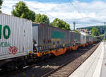 Sechsachsiger Drehgestell-Gelenk-Containertragwageneinheit 90´, 33 85 4962 189-8 CH-WASCO der Gattung Sggmrss 90`der Wascosa AG (Luzern) am 02. Juli 2026, beladen mit 45` Wechselbr�cken der italienischen Ambrogio Intermodal, im Zugverband bei der Durchfahrt im Bahnhof Kirchen (Sieg) in Richtung K�ln.

Der Containertragwagen 90’ Sggmrss ist die L�sung f�r den Transport gro�er Container- und Wechselbeh�ltervolumen im intermodalen Schieneng�terverkehr. Mit einer maximalen Zuladung von bis zu 107,7 Tonnen und zwei gro�z�gigen Ladefl�chen bietet dieser Wagen h�chste Flexibilit�t f�r unterschiedlichste Containerkonfigurationen. Die gewichtsoptimierte Konstruktion sorgt f�r maximale Wirtschaftlichkeit bei gleichzeitig hoher Tragf�higkeit. Dank integrierter Telematik und optionalem Entgleisungsdetektor erm�glicht der Sggmrss eine sichere, transparente und effiziente Abwicklung intermodaler Transporte – ideal f�r Betreiber, die auf leistungsstarke und zukunftssichere Gro�raum-Tragwagen setzen.

Die Gelenkwagen mit sechs Rads�tzen sind f�r den Transport von Gro�containern und Wechselbeh�ltern vorgesehen. Auf den Au�enlangtr�ger des Wagens befinden sich f�r jede vorgesehene Ladeposition feste und klappbare Aufsetzzapfen zum Festlegen der Ladungseinheiten (gem�� UIC- Merkblatt 592-1 und 2) in verschiedenen Kombinationen.

Das aus zwei Wagenh�lften bestehende Untergestell ist eine verwindungsweiche, geschwei�te Rahmenkonstruktion aus Walz- und Blechprofilen, gebildet aus den Kopfst�cken, den Hauptquertr�gern und den �u�eren Langtr�gern. In der Wagenmitte befindet sich eine �bersteigm�glichkeit.

TECHNISCHE DATEN:
Spurweite: 1.435 mm (Normalspur)
L�nge �ber Puffer: 29.590 mm
Drehzapfenabstand: 2 x 11.995 mm
Achsabstand in den Drehgestellen: 1.800 mm
Drehgestelle: 3 x Y25Lss1-K
Laufraddurchmesser: 920 mm (neu)
Ladel�nge: 2 x 13.820 mm
H�he der Ladeebene �ber S.O.: 1.155 mm
Eigengewicht: 27.500 kg
Max. Zuladung bei Lastgrenze S: 107,5 t (ab Streckenklasse D)
Max. Zuladung bei Lastgrenze SS: 92,5 t (ab Streckenklasse C)
Max. Geschwindigkeit: 100 km/h (Lastgrenze SS und leer 120 km/h)
Kleinster befahrbarer Gleisbogen: R 75 m
Bremse: 2 x KE-GP-A (K)
Bremssohle: Jurid 816M
Feststellbremse: Ja
Verwendungsf�higkeit: TEN - GE