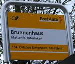 (260'708) - PostAuto-Haltestellenschild - Matten b. Interlaken, Brunnenhaus - am 26. Mrz 2024