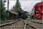 Nach ihrer Fahrt von Blonay nach Chaulin fährt die BFD HG 3/4 N° 3 der Blonay Chamby Bahn in Chaulin zu Lokbehandlung um dort Kohle und Waser zu fassen. 

6. Juli 2024