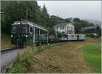 b-c-blonay-chamby/864179/autour-de-la-voie-ferr233e- Autour de la voie ferrée / Rund um die eiserne Bahn (Herbstevent 2024) - Der zu Gast  weilende BDe 4/4 141 der GFM Historique erreicht mit einem gemischten Zug Blonay.

8. September 2024