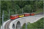 Festival Suisse de la vapeur / Schweizer Dampffestival 2025 - Der RhB Bernina Bahn ABe 4/4 I N� 35 der Blonay-Chamby Bahn ist bei Vers-Chez-Robert mit seinem Museumszug auf dem Weg in Richtung Blonay.  

8. Juni 2025