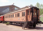 Speisewagen Dr4 10222 im Verkehrshaus Luzern. Teakholz-Wagen aus dem Jahr 1914, ausrangiert um 1960. Wie lange solche Wagen �ber den Gotthard fuhren, weiss ich nicht, aber sie waren auf jeden Fall erstaunlich lange am L�tschberg (-bis Milano?) im Einsatz, wohl mindestens bis 1960. Aufnahme 26.Juli 1975 