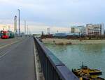 Bald endet der Einsatz von Vierachsern in Basel: Blick auf den Rhein von der Dreirosenbrücke, hin zum grossem Campus des Chemiekonzerns Novartis.