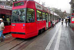 Im Berner Trambetrieb: Kinderwagen im Regen.