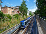 
Der Triebwagen 250 der Métro Lausanne bzw. U-Bahn Lausanne (Linie m2) fährt am 21.05.2018 nach Lausanne-Ouchy hinab, hier kurz vor der Station Délices (408 m). Allein der Höhenunterschied zwischen den Endstationen Ouchy (unten am See gelegen) und dem SBB Bahnhof Lausanne beträgt 79 m.

Die U-Bahn Lausanne (m2) ist eine 5,9 km lange U-Bahn-Linie in Lausanne, welche von Ouchy (373 m) am Ufer des Genfersees über den Bahnhof Lausanne und das Stadtzentrum nach Epalinges-Croisettes (711 m) führt. Sie weist den größten Höhenunterschied aller U-Bahnen der Welt auf, obwohl einige Streckenabschnitte (wie hier) offen verlaufen. Die 2008 eröffnete Linie entstand aus dem Umbau der Zahnradbahn Lausanne–Ouchy. Zusammen mit der Stadtbahn Lausanne (Linie m1) werden die beiden Linien als Métro Lausanne bezeichnet. Sie ist die erste und einzige U-Bahn in der Schweiz. Betreiber beider Linien ist die Transports publics de la région lausannoise, abgekürzt TL (zu Deutsch: Öffentlicher Verkehr der Region Lausanne).

Die U-Bahn-Strecke ist 5,9 Kilometer lang und umfasst 14 Stationen, wovon vier bereits bestanden. Es gibt vier Tunnelabschnitte, die eine Gesamtlänge von 5,3 Kilometern aufweisen. 600 m der Strecke verlaufen ausserhalb von Tunneln. Der Höhenunterschied zwischen den Endstationen Ouchy (unten am See gelegen) und dem am Hügel gebauten Vorort Croisettes beträgt 336 Meter, wobei die durchschnittliche Steigung 5,7 %, die Maximalsteigung 12 % beträgt. Die Linie m2 weist damit den grössten Höhenunterschied aller U-Bahnen der Welt auf, sie ist auch die steilste Adhäsions-U-Bahn sowie die weltweit drittsteilste U-Bahn – nach der Karmelit in Haifa (eine pneubereifte Standseilbahn mit 30 % Steigung) und der Métro C in Lyon (eine Zahnradbahn mit bis zu 17 % Steigung).

Strecke:
Die bereits bestehende Strecke der Zahnradbahn beginnt in Ouchy am Ufer des Genfersees, wobei das unterste Teilstück, das zuvor in einem Einschnitt verlief, in den Untergrund verlegt wurde. Die bestehende Station Montriond ersetzte man durch die Stationen Délices und Grancy. Oberhalb von Grancy beginnt der zweite Tunnel, der den Hauptbahnhof unterquert und zur bisherigen Endstation Flon führt. Dort besteht eine Umsteigemöglichkeit zur Stadtbahn m1 nach Renens und zur Chemin de fer Lausanne-Echallens-Bercher (LEB).

Oberhalb der Station Flon beginnt der Neubauabschnitt. Hinter der Station Riponne endet der zweite Tunnel, da die Strecke auf einer Brücke ein tief eingeschnittenes Tal im Stadtzentrum überquert. Der dritte Tunnel endet kurz vor La Sallaz. Nördlich dieser Station folgt der vierte Tunnel bis zur Endstation. Da die Station Vennes direkt an der Autobahn A9 liegt, entstand dort ein großer Park-and-ride-Platz. Vennes ist auch Standort des Depots und der Betriebswerkstatt. Die Strecke endet in Croisettes am Ortsrand von Epalinges.

Leider sind wir nicht die ganz Strecke gefahren, aber so haben wir einen Grund für einen weiteren Besuch von Lausanne.

Betrieb:
Beim Betrieb der U-Bahn wird auf französische Technik von Alstom gesetzt. Die 15 zweiteiligen Einheiten sind jeweils 30,68 m lang, 2,45 m breit und 3,47 m hoch, sie können maximal 351 Fahrgäste aufnehmen. Die erste Einheit wurde am 2. September 2006 nach Lausanne geliefert, die übrigen folgten im Abstand von zwei Monaten.

Die Linie m2 wird führerlos und vollautomatisch befahren, die Bahnsteige besitzen Türen, die gleichzeitig mit den auf gleicher Höhe befindlichen Fahrzeugtüren geöffnet und geschlossen werden. Das Prinzip von Fahrbahn und Führung wurde von der Pariser Métro übernommen. Auch die von Alstom gefertigten Fahrzeuge entsprechen weitestgehend der Pariser Pneumetro Typ MP89 CA. Allerdings bestehen Lausanner Einheiten lediglich aus zwei Wagenkästen, sie werden als Be 8/8 TL (Triebwagen TL 241 bis 258) geführt. Wie auf einigen Linien der Pariser Metro, sind die Drehgestelle mit gummibereiften Rädern ausgestattet. Damit ersparte man sich die Montage einer Zahnstange im Gleis. Die Bergfahrt für die gesamte Strecke dauert 21 und die Talfahrt 18 Minuten. Die Zufuhr der Elektrizität erfolgt über die als Stromschienen mitbenutzten seitlichen Führungsschienen.

Spezifikationen der Alstom Be 8/8 TL (Triebwagen TL 241 bis 258)

Die Züge haben vier Drehgestelle mit je zwei Achsen. Jedes Drehgestell hat seinen eigenen Motor mit einer Leistung von 314 kW, was eine Gesamtleistung von 1.256 kW ergibt. Sie werden bei einer Spannung von 750 V Gleichstrom durch eine dritte Schiene mit Strom versorgt und können eine Höchstgeschwindigkeit von 60 km/h  erreichen. Der Drehzapfenabstand zwischen den äußeren und inneren Drehgestellen ist 10 m und der Drehzapfenabstand zwischen den inneren Drehgestellen ist 4,88 m.

Jeder Zug hat 36 Sitze und 20 Klappsitze. Diese Züge fahren automatisch (fahrerlos). Für Manövriervorgänge z.B. im Depot steht manuelles Bedienfeld für zur Verfügung.

TECHNISCHE DATEN der Be 8/8 TL:
Hersteller: Alstom
Baujahr: 2006
Anzahl: 15 (Triebwagen Nr. 241 bis 258)
Fahrzeugtyp: Bi-directional
Spurweite: 1.435 mm (Normalspur) Gummi bereift 
Achsfolge: Bo'Bo' + Bo'Bo'
Länge über Alles: 30.680 mm (2x 15.340 mm)
Breite: 2.450 mm
Höhe: 3.473 mm
Gewicht: 57,3 t
Anzahl der Türen: 6 (je Seite)
Einstiegshöhe: 1.905 mm
Fußbodenhöhe: 1.130 mm
Höchstgeschwindigkeit: 60 km/h
Leistung: 4 x 314 kW = 1.256 kW
Stromsystem: 750 V DC (Gleichstrom über Stromschiene)
Kleister befahrbarer Gleisbogen: 40 m
Maximalsteigung: 12 %

Quellen: Wikipedia (deutsch und französisch), sowie Alstom