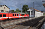 Pumpfel, das Streckenende.

Der NPZ RBDe 567 182 ist schön gestaltet im Design der CJ und in einem vorbildlichen optischen Zustand. Dahinter der Lokschuppen von Bonfol. Mai 2024.