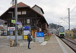 Regionalbahnstimmung - Einfahrt der BLS MIKA 528 209 in Lanzenhäusern.