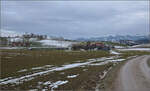 RABe 528 228 bei Häusern auf dem Weg nach Bern.