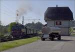 Dampftage Huttwil mit frisch genesenem Bubikopf. 

64 518 nach Halt an der  Milchkanne  und nun bei der Ausfahrt aus dem Bahnhof H�usernmoos. Oktober 2023.