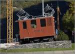Die Lokomotive He 2/2 14 der Gornergratbahn erwartet den Autofahrer schon an der Weggabelung zwischen Saastal und Mattertal.