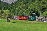 Die Originallokomotiven von 1891/92 der Brienz Rothorn Bahn: Lok 2 ist in gutem Zustand und kommt im Bild von Geldried nach Brienz herunter, mit dem historischen Wagen 1.