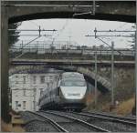 Heute vor dreissig Jahren, am 22. Jan 1984, wurde der TGV Verkehr Paris - Lausanne aufgenommen. Grund genug, heute einige TGV Bilder zu zeigen:
Der TGV de Neige von Brig nach Paris nähert sich La Tour de Peilz.
7. Feb. 2009