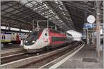 Der TGV Lyria Rame 4119 wartet in der Bahnhofshalle von Lausanne auf die Abfaht (um 9:45) nach Paris Gare de Lyon.
