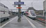 Der TGV Lyria 9768 bestehend aus dem TGV Rame 4719 ist von Lausanne nach Pairs unterwegs und fährt ohne Halt durch den Bahnhof von Morges.

22. Feb. 2024
