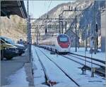 Natürlich habe ich auch genre die zwischenzeitlich auf der Gotthardachse dominierenden RABe 501  Giruno  fotografiert; mögen sie auch dominierend sein, auf der  Gotthard Panoramastrecke  sind sie doch nicht alltäglich: Infolge geplanter Wartungsarbeiten im Gotthard Basis Tunnel verkehren die meisten IC/EC vom 13. Jan. bis 24. Jan. 2025 von Montags bis Freitags via Göschenen - Airolo. Nachdem in Airolo schon am Mittag die Sonne hinter den Bergen verschwand, zeigte sich in Göschenen wie hier zu sehen erst ausserhalb des Bahnhofs. trotzdem habe ich den nach Norden fahrenden  Giruno  im schattigen Bahnhof von Göschenen bildlich festgehalten. Interessant ist die im Hintergrund zu sehende Neigungswechsel von der horizontalen Station ins 27 Promille Gefällte der Strecke. 

21. Januar 2025 