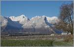 Kurz vor Aigle ist ein SBB RABe 523 auf dem Weg von Le Brassus nach Aigle und zeigt sich vor den verschneiten Walliser Alpen im Chablais.

3. Dez. 2023
