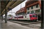 560-npz-und-domino/864824/mitte-august-2022-wurde-der-betrieb Mitte August 2022 wurde der Betrieb der SBB und TRAVYS Strecke Vallorbe - Le Brassus grundlegend geändert: SBB Flirts übernahmen die Bedienung und zudem verkehren die Züge neu von Le Brassus nach Aigle statt Vallorbe. Die Züge 'flügeln' in Le Day nach Le Brassus und Vallorbe. Dies ergibt eine weitaus bessere Anbindung des Vallée de Joux an den Rest der Schweiz, nicht aber nach Vallorbe. Somit wurden ab mitte August die TRAVAY Domino Züge überflüssgig. Grund genug, sie noch einmal fotografisch festzuhalten. 

Im Bild der TRAVYS TRAVYS RBDe 560 384-0 (RBDe 560 DO TR 94 85 7560 384-0 CH-TVYS) 'Lac de Brenet' in Vallorbe. 

6. Aug. 2022  
