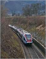 Kurz nach der Station St-Laurent beschreibt die Strecke nach La Roche sur Foron eine grosse und offene ca 240° Kehre; im Bild der SBB RABe 522 229 (und ein weitert, nicht zu sehender RABe 522)
