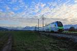 Zugsvielfalt bei Sonnenuntergang an der Bahnstrecke Bern-Thun: MUTZ 006 der BLS erbringt eine Leistung als S1 Thun-Bern-Fribourg mit Halt an allen Stationen.