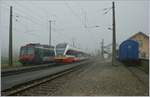 Scheinbar auf Test- oder Schulungsfahrt war dieser NPZ RBDe 562 Pendelzug in Noiraigue, der sich neben einem trn Flirt zeigt.