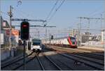 Ein TSOL Bem 550 und ein SBB RABe 502  Twindexx  verlassen Renens VD. Künftig soll der westlich von Lausanne gelegene Bahnhof vermehrt Umsteigeverkehr vom überlasteten Bahnhof Lausanne übernehmen. 

9. Feb. 2023