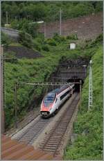 Interessante Linineführung der Gotthardbahn: Ein SBB ETR 610 verschwindet im 1568 m langen Freggio-Kehrtunnel. 
23.6.2015